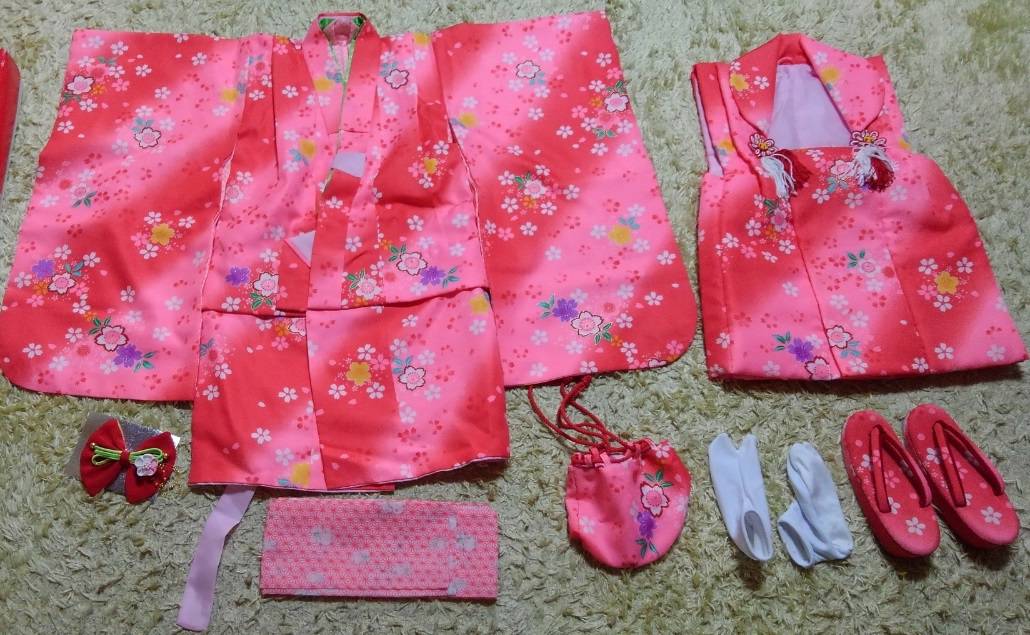 Qız uşağı üçün geyim dəsti: kimono, hifu, saç sancağı, obi, çanta, tabi, geta