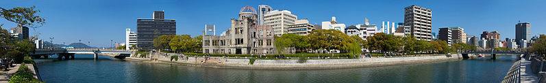 Hiroşima Sülh Memorialı panoraması. Atom bombası üçün orijinal hədəf şəklin sol tərəfində görünən "T" formalı Aioi körpüsü idi.