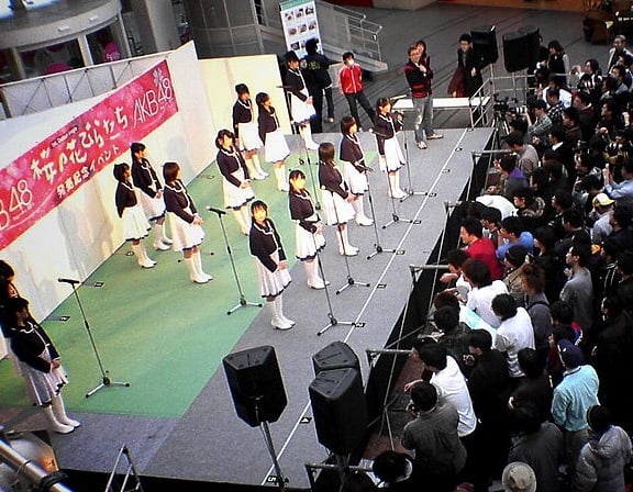 800px-AKB48‐桜の花びらたち
