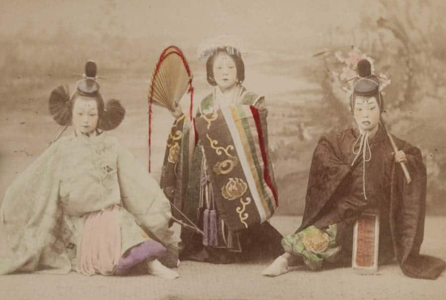 Üç gənc maiko ənənəvi oyun nümayiş etdirirlər. 1890-1900-cü illər. © Fotoqrafiya Sənəti Muzeyi / Flickr